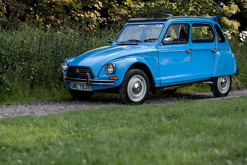 Auto Citroen Dyane bleue claire