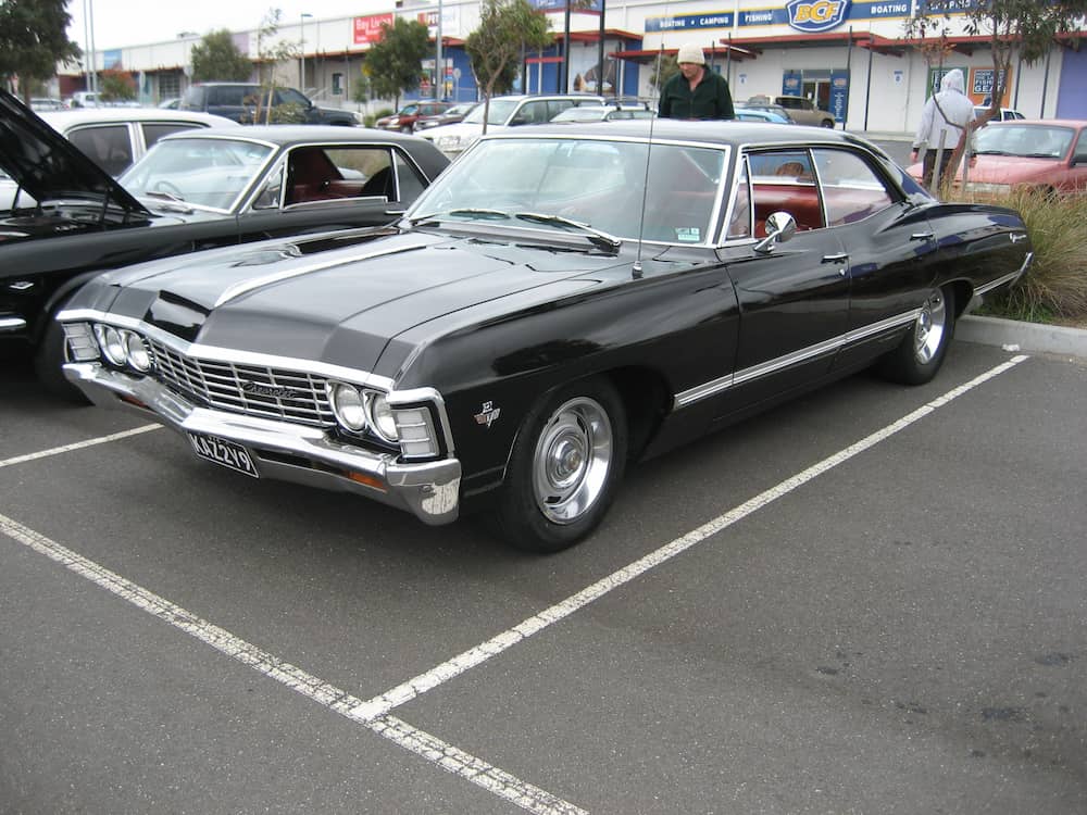 chevy impala 4 door 1967 sur un parking
