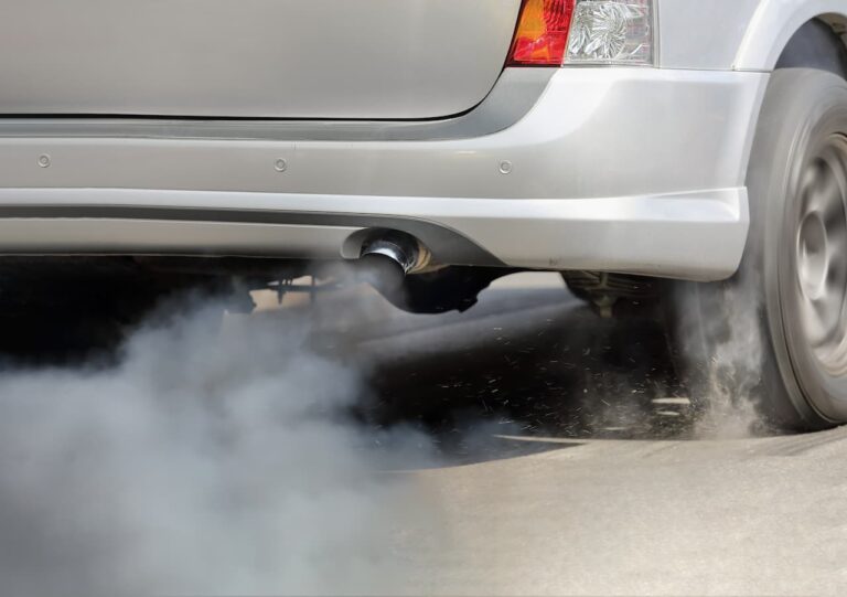 ma voiture fume blanc et sent mauvais