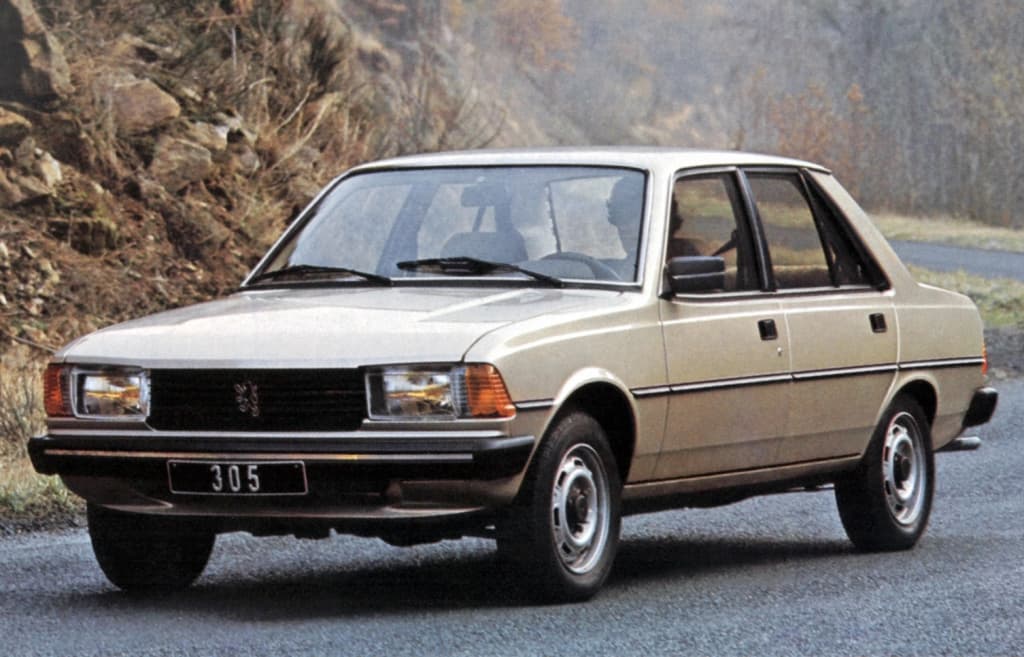 auto Peugeot 305 beige