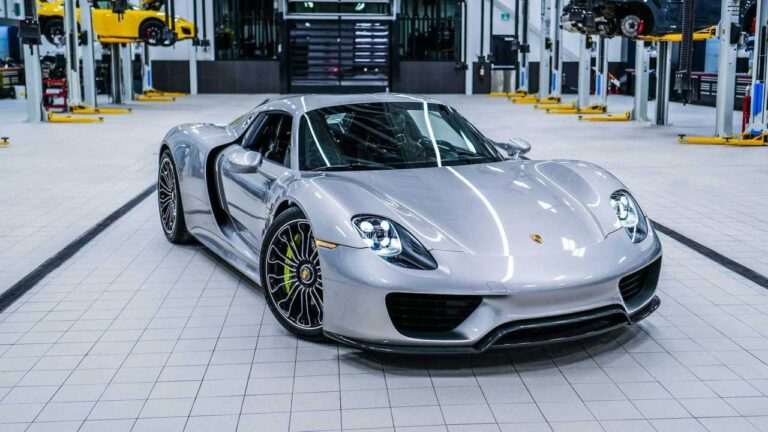 Porsche 918 spyder sports car