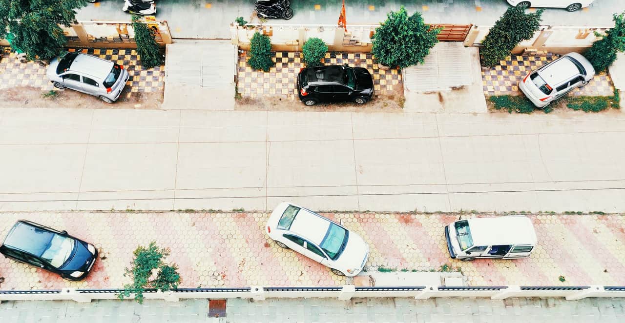 stationnement devant maison sans trottoir