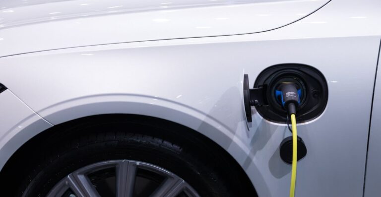 vehicule hybride se recharge en roulant